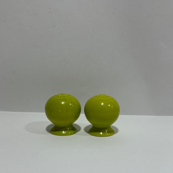 Vintage 90s Fiestaware Lime Green / Chartreuse  Round Salt and Pepper Shakers - Picture 4 of 5